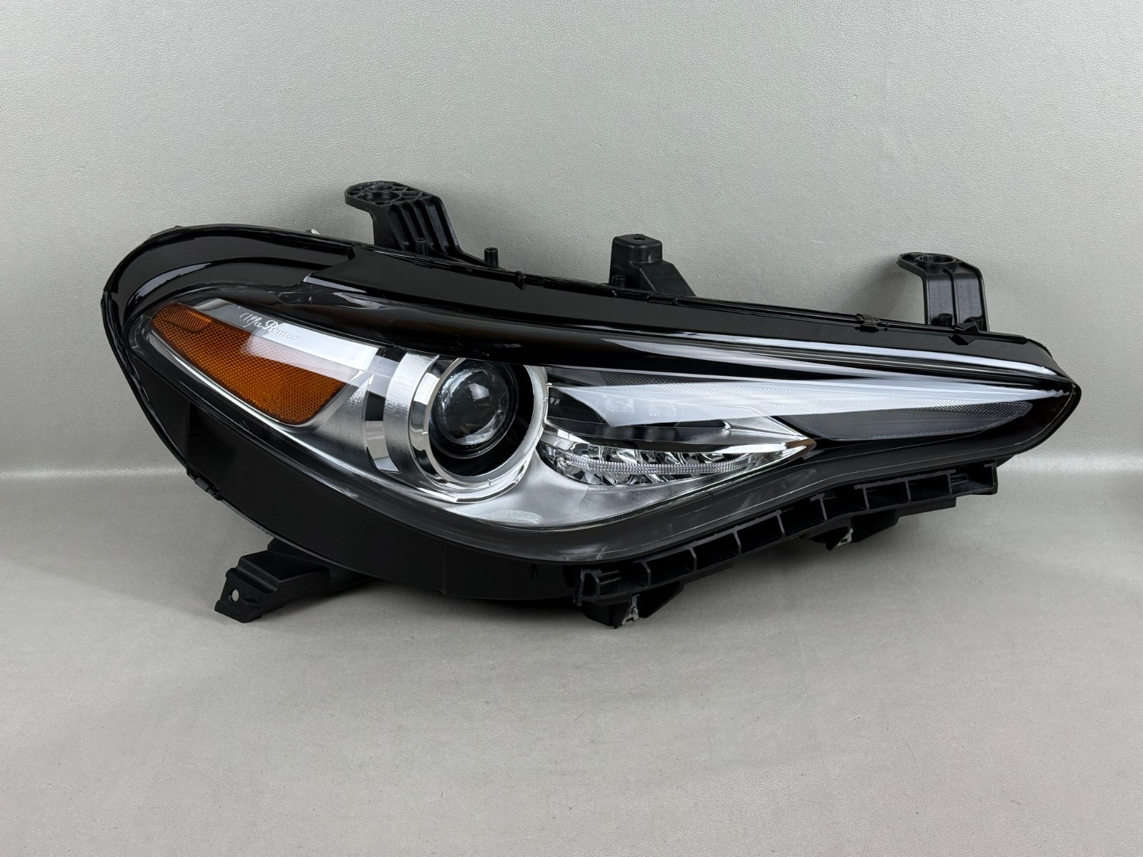 OEM Right Non-AFS Xenon Headlight 50547572 — 2017–22 Giulia